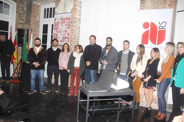 Comissão organizadora e destaques do Prêmio José Albano Volkmer 2015 durante a cerimônia realizada no Solar do IAB RS